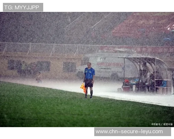 足球赛场上的悲剧瞬间断腿伤害引发的深思与反思