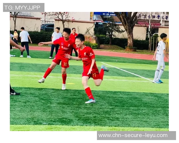 阳光校园中快乐足球的欢声笑语与青春活力的完美融合